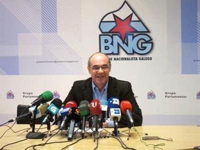 A. Núñez Feijóo, presidente de la Xunta, agasajado, en 1995, por un narcotraficante. A. Núñez Feijóo, presidente de la Xunta, agasajado, en 1995, por un narcotraficante.