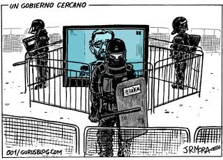 A. Núñez Feijóo, presidente de la Xunta, agasajado, en 1995, por un narcotraficante. A. Núñez Feijóo, presidente de la Xunta, agasajado, en 1995, por un narcotraficante.