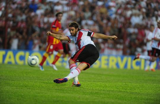 Cavenaghi-tira-rabona_OLEIMA20111203_0169_1