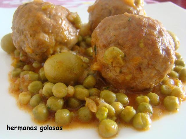 ALBONDIGAS RELLENAS DE HUEVO DE CODORNIZ CON GUISANTES Y ACEITUNAS VERDES ALBONDIGAS RELLENAS DE HUEVO DE CODORNIZ CON GUISANTES Y ACEITUNAS VERDES