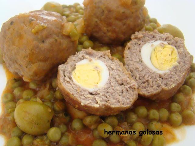 ALBONDIGAS RELLENAS DE HUEVO DE CODORNIZ CON GUISANTES Y ACEITUNAS VERDES ALBONDIGAS RELLENAS DE HUEVO DE CODORNIZ CON GUISANTES Y ACEITUNAS VERDES