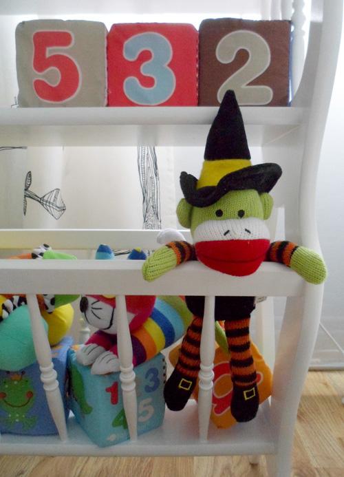 OPERACIÓN MAKEOVER Nº28: MESITA-JUGUETERO OPERACIÓN MAKEOVER Nº28: MESITA-JUGUETERO