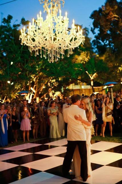 Es Tendencia: las lámparas de araña o chandeliers en las bodas