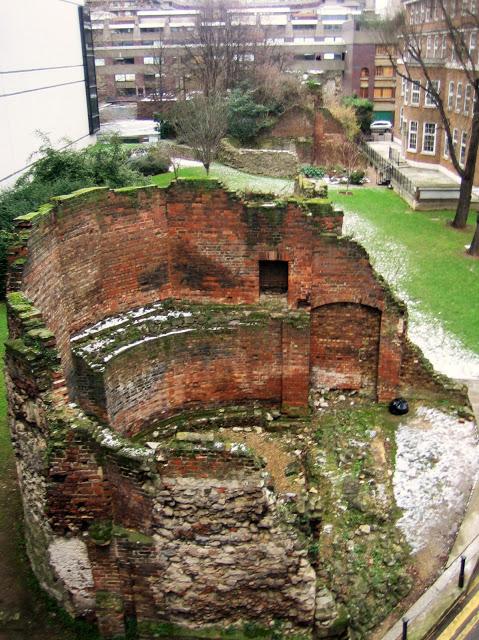 Cuando Londres era Londinium: Caminando con un muro romano Cuando Londres era Londinium: Caminando con un muro romano