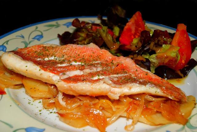 Cabracho al Horno con Patatas panadera y Lechuga de Roble Cabracho al Horno con Patatas panadera y Lechuga de Roble