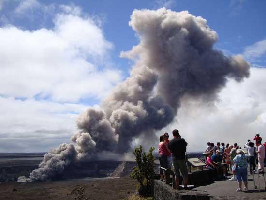 turistas junto al cráter del volcán Kilauea