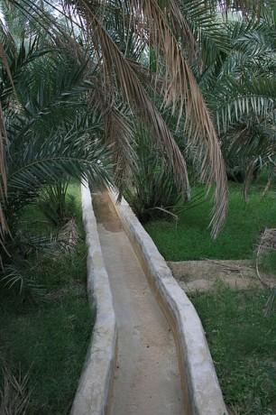 Canal de irrigación Falaj 306x460 Los sistemas de irrigación de Omán
