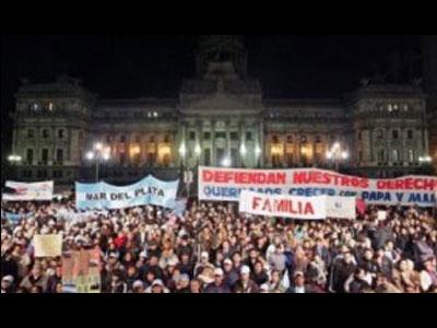 30 mil evangélicos se manifiestan en Argentina por el matrimonio y la familia «tradicionales» 30 mil evangélicos se manifiestan en Argentina por el matrimonio y la familia «tradicionales»