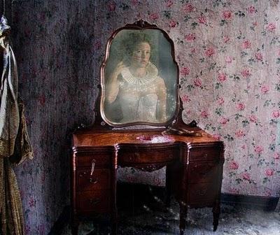 ¿Que hay detrás del espejo? ¿Que hay detrás del espejo?