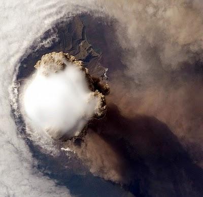 -IMPRESIONANTES IMAGENES DEL VOLCAN SARYCHEV DESDE LA ESTACION ESPACIAL INTERNACIONAL- -IMPRESIONANTES IMAGENES DEL VOLCAN SARYCHEV DESDE LA ESTACION ESPACIAL INTERNACIONAL-