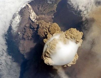 -IMPRESIONANTES IMAGENES DEL VOLCAN SARYCHEV DESDE LA ESTACION ESPACIAL INTERNACIONAL- -IMPRESIONANTES IMAGENES DEL VOLCAN SARYCHEV DESDE LA ESTACION ESPACIAL INTERNACIONAL-