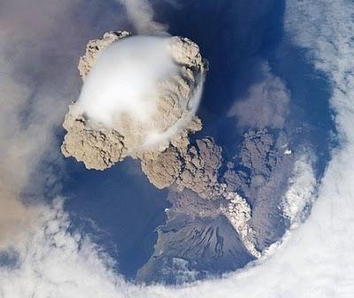 -IMPRESIONANTES IMAGENES DEL VOLCAN SARYCHEV DESDE LA ESTACION ESPACIAL INTERNACIONAL- -IMPRESIONANTES IMAGENES DEL VOLCAN SARYCHEV DESDE LA ESTACION ESPACIAL INTERNACIONAL-