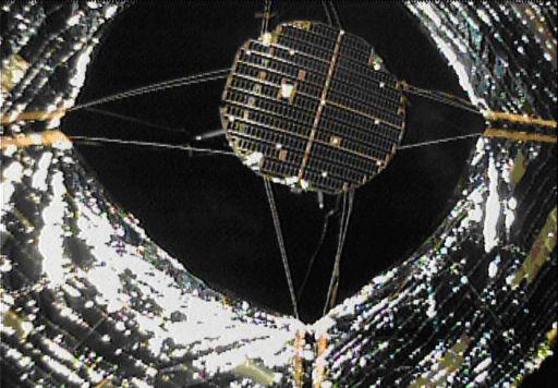 Imágenes de Ikaros y su vela solar completamente desplegada Imágenes de Ikaros y su vela solar completamente desplegada