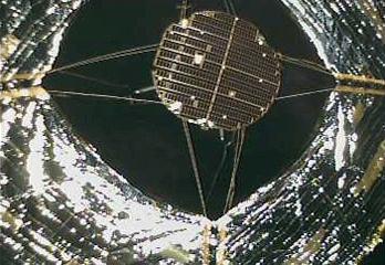Imágenes de Ikaros y su vela solar completamente desplegada Imágenes de Ikaros y su vela solar completamente desplegada