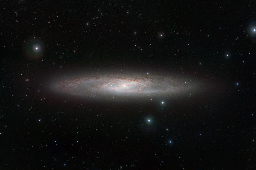 El telescopio VISTA obtiene una imagen espectacular de la Galaxia NGC 253