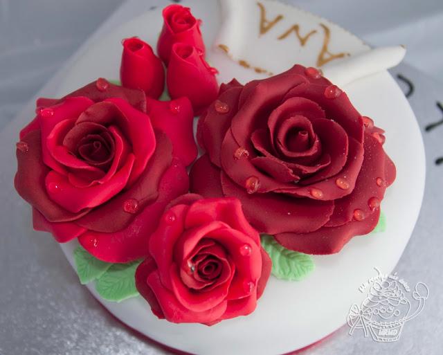 TARTA DECORADA CON ROSAS  Y CREACIONES DE MIS ALUMNAS!!!