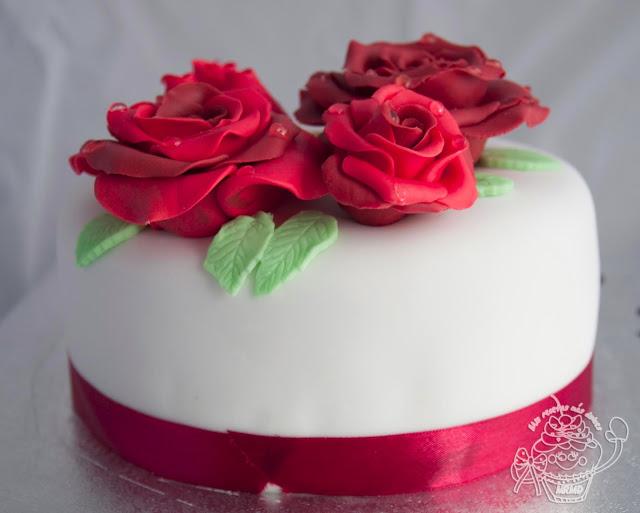 TARTA DECORADA CON ROSAS  Y CREACIONES DE MIS ALUMNAS!!!