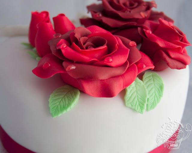 TARTA DECORADA CON ROSAS  Y CREACIONES DE MIS ALUMNAS!!!