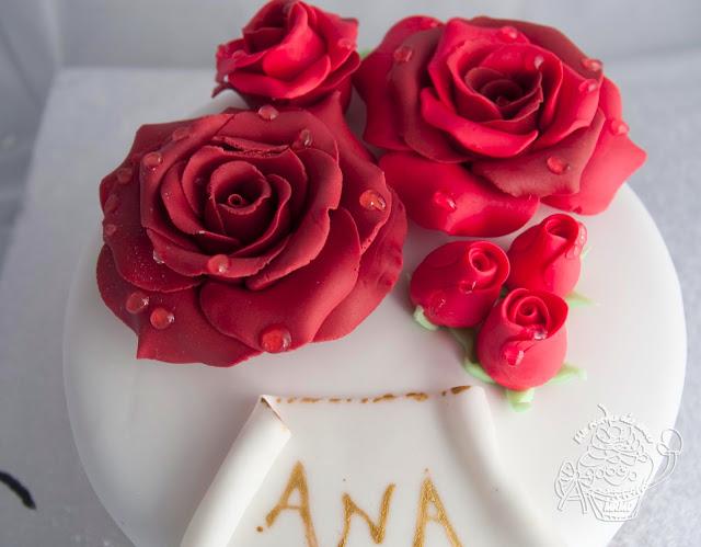 TARTA DECORADA CON ROSAS  Y CREACIONES DE MIS ALUMNAS!!!