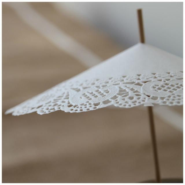 sombrillitas de blonda - doilies mini-umbrellas