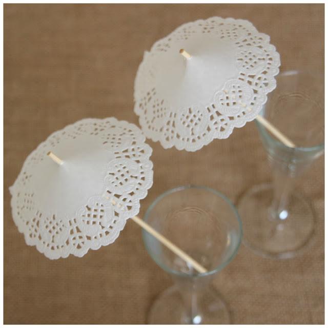 sombrillitas de blonda - doilies mini-umbrellas