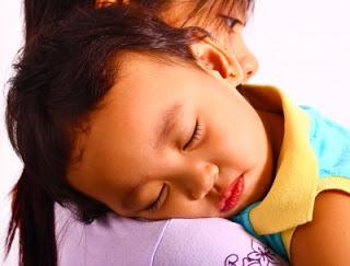 Beneficios de las nanas en bebés y niños. Niño durmiendo en hombros de mamá
