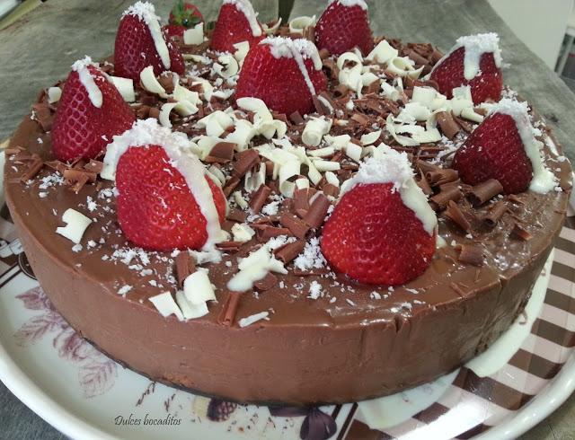 TARTA DE CHOCOLATE RELLENA DE PROFITEROLES