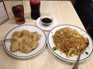 Verdadera, y oculta, comida china Empanadillas chinas a la plancha y arroz frito que pude degustar en el chino ubicado bajo Plaza de España, en Madrid