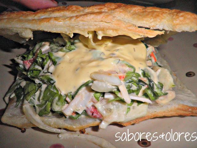 BOCADITOS DE HOJALDRE RELLENOS DE ENSALADA DE ATÚN Y PALITOS BOCADITOS DE HOJALDRE RELLENOS DE ENSALADA DE ATÚN Y PALITOS