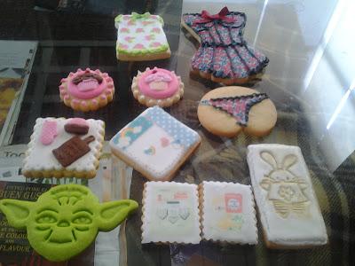 BOCADITOS DE HOJALDRE RELLENOS DE ENSALADA DE ATÚN Y PALITOS BOCADITOS DE HOJALDRE RELLENOS DE ENSALADA DE ATÚN Y PALITOS