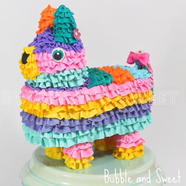 una tarta con forma de piñata