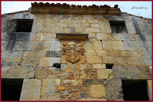 «Tiene su silla en la bordada alfombra... «Tiene su silla en la bordada alfombra...