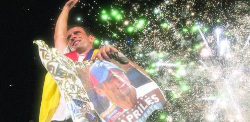 Henrique Capriles saluda a sus seguidores en un acto electoral en el estado de Barinas