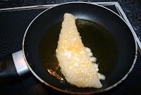 Rodaballo Rebozado con Fideos chinos y Salsa de hongos Rodaballo Rebozado con Fideos chinos y Salsa de hongos