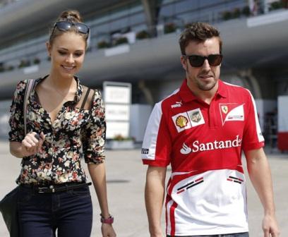 El look de Dasha Kapustina, la novia de Fernando Alonso, en Sanghai