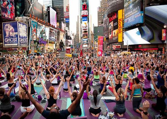 Foto de practicantes de yoga en Times Square