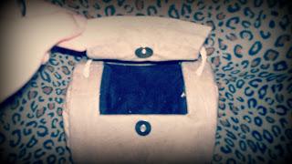 Super DIY: Cartera de mano con cruz de tachas/ Cross studs Super DIY: Cartera de mano con cruz de tachas/ Cross studs