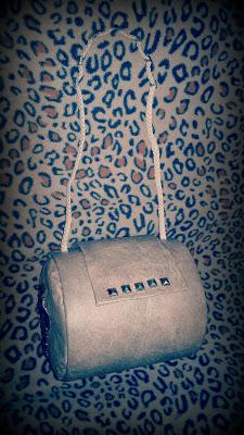 Super DIY: Cartera de mano con cruz de tachas/ Cross studs Super DIY: Cartera de mano con cruz de tachas/ Cross studs