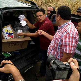 Foto: Estas cajas con votos de Capriles fueron encontradas tiradas en una carretera de Barinas