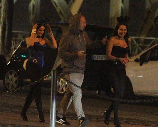 ¡Justin Bieber estuvo acompañado de dos ‘conejitas’! ¡Justin Bieber estuvo acompañado de dos ‘conejitas’!