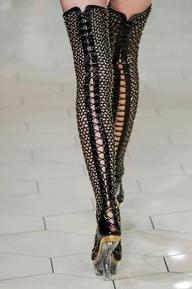 NEGRO, mi primer color. Botas y zapatos. NEGRO, mi primer color. Botas y zapatos.