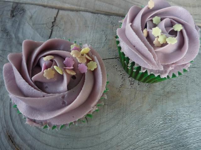 Cupcakes con buttercream de violetas y rellenos de chocolate Cupcakes con buttercream de violetas y rellenos de chocolate