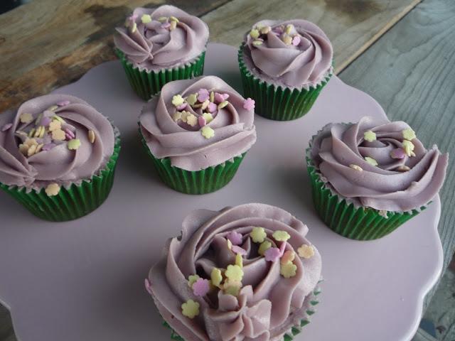 Cupcakes con buttercream de violetas y rellenos de chocolate Cupcakes con buttercream de violetas y rellenos de chocolate