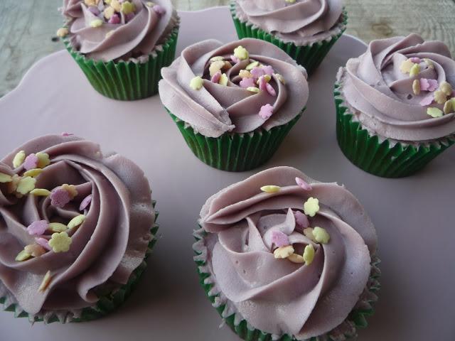 Cupcakes con buttercream de violetas y rellenos de chocolate Cupcakes con buttercream de violetas y rellenos de chocolate