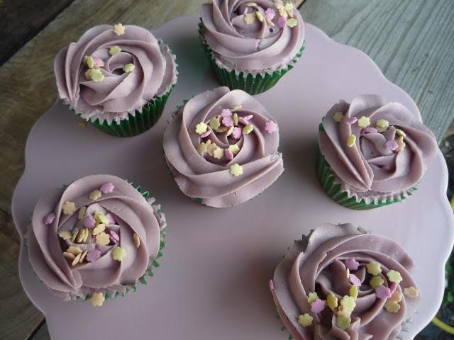 Cupcakes con buttercream de violetas y rellenos de chocolate Cupcakes con buttercream de violetas y rellenos de chocolate