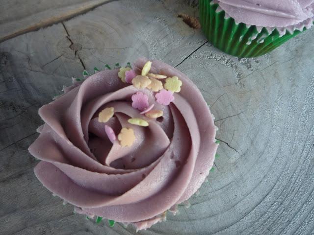 Cupcakes con buttercream de violetas y rellenos de chocolate Cupcakes con buttercream de violetas y rellenos de chocolate