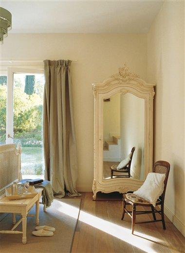 Fundida con el jardín / Fused with the garden Fundida con el jardín / Fused with the garden