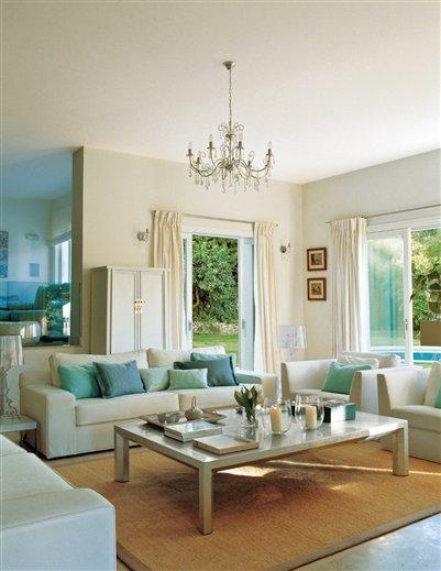 Fundida con el jardín / Fused with the garden Fundida con el jardín / Fused with the garden