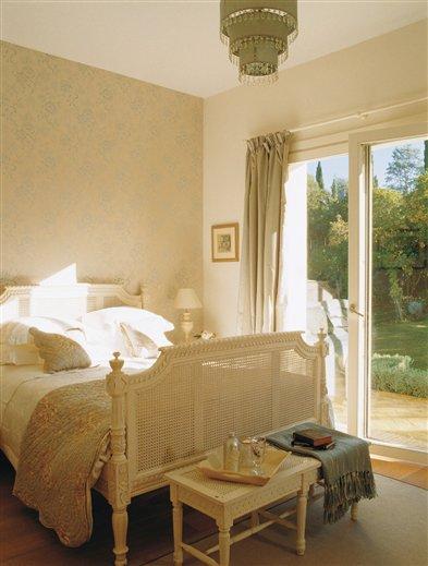 Fundida con el jardín / Fused with the garden Fundida con el jardín / Fused with the garden