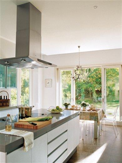 Fundida con el jardín / Fused with the garden Fundida con el jardín / Fused with the garden